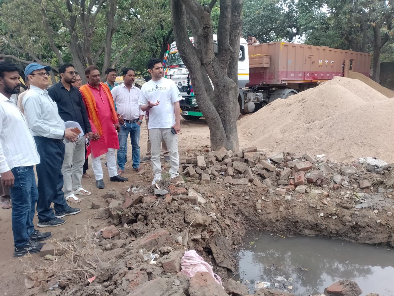 वाराणसी में नगर निगम ने अतिक्रमण और गंदगी फैलाने वालों पर सख्ती बढ़ा दी है। रैना विला रोड पर सड़क बाधित करने और नाली जाम करने के मामले में दो लोगों पर 50 हजार रुपये का जुर्माना लगाया गया। नगर आयुक्त ने चेतावनी दी कि निर्माण सामग्री नहीं हटाने पर विधिक कार्रवाई होगी और सफाई व्यवस्था में लापरवाही बर्दाश्त नहीं की जाएगी।