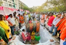 वाराणसी के सिगरा स्थित नगर निगम कैंपस में 96.99 करोड़ रुपये की लागत से बनने वाले अत्याधुनिक नगर निगम सदन भवन का निर्माण कार्य तेज हो गया है। प्रधानमंत्री नरेंद्र मोदी द्वारा रखी गई वर्चुअल आधारशिला के बाद बुधवार को शिलापट्ट स्थापित कर विधिवत कार्य शुरू किया गया। शिवलिंग स्वरूप थीम पर आधारित यह हाईटेक भवन आधुनिक सुविधाओं से लैस होगा। नए सदन भवन के बनने से टाउनहॉल पर निर्भरता खत्म होगी और नागरिक सेवाएं एक ही परिसर में उपलब्ध होंगी।