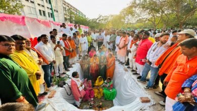 वाराणसी के सिगरा स्थित नगर निगम कैंपस में 96.99 करोड़ रुपये की लागत से बनने वाले अत्याधुनिक नगर निगम सदन भवन का निर्माण कार्य तेज हो गया है। प्रधानमंत्री नरेंद्र मोदी द्वारा रखी गई वर्चुअल आधारशिला के बाद बुधवार को शिलापट्ट स्थापित कर विधिवत कार्य शुरू किया गया। शिवलिंग स्वरूप थीम पर आधारित यह हाईटेक भवन आधुनिक सुविधाओं से लैस होगा। नए सदन भवन के बनने से टाउनहॉल पर निर्भरता खत्म होगी और नागरिक सेवाएं एक ही परिसर में उपलब्ध होंगी।
