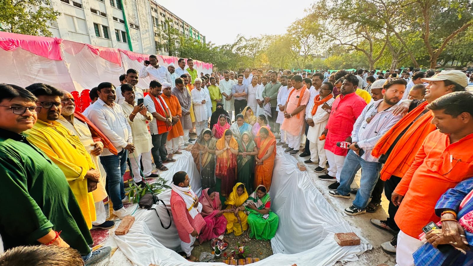 वाराणसी के सिगरा स्थित नगर निगम कैंपस में 96.99 करोड़ रुपये की लागत से बनने वाले अत्याधुनिक नगर निगम सदन भवन का निर्माण कार्य तेज हो गया है। प्रधानमंत्री नरेंद्र मोदी द्वारा रखी गई वर्चुअल आधारशिला के बाद बुधवार को शिलापट्ट स्थापित कर विधिवत कार्य शुरू किया गया। शिवलिंग स्वरूप थीम पर आधारित यह हाईटेक भवन आधुनिक सुविधाओं से लैस होगा। नए सदन भवन के बनने से टाउनहॉल पर निर्भरता खत्म होगी और नागरिक सेवाएं एक ही परिसर में उपलब्ध होंगी।