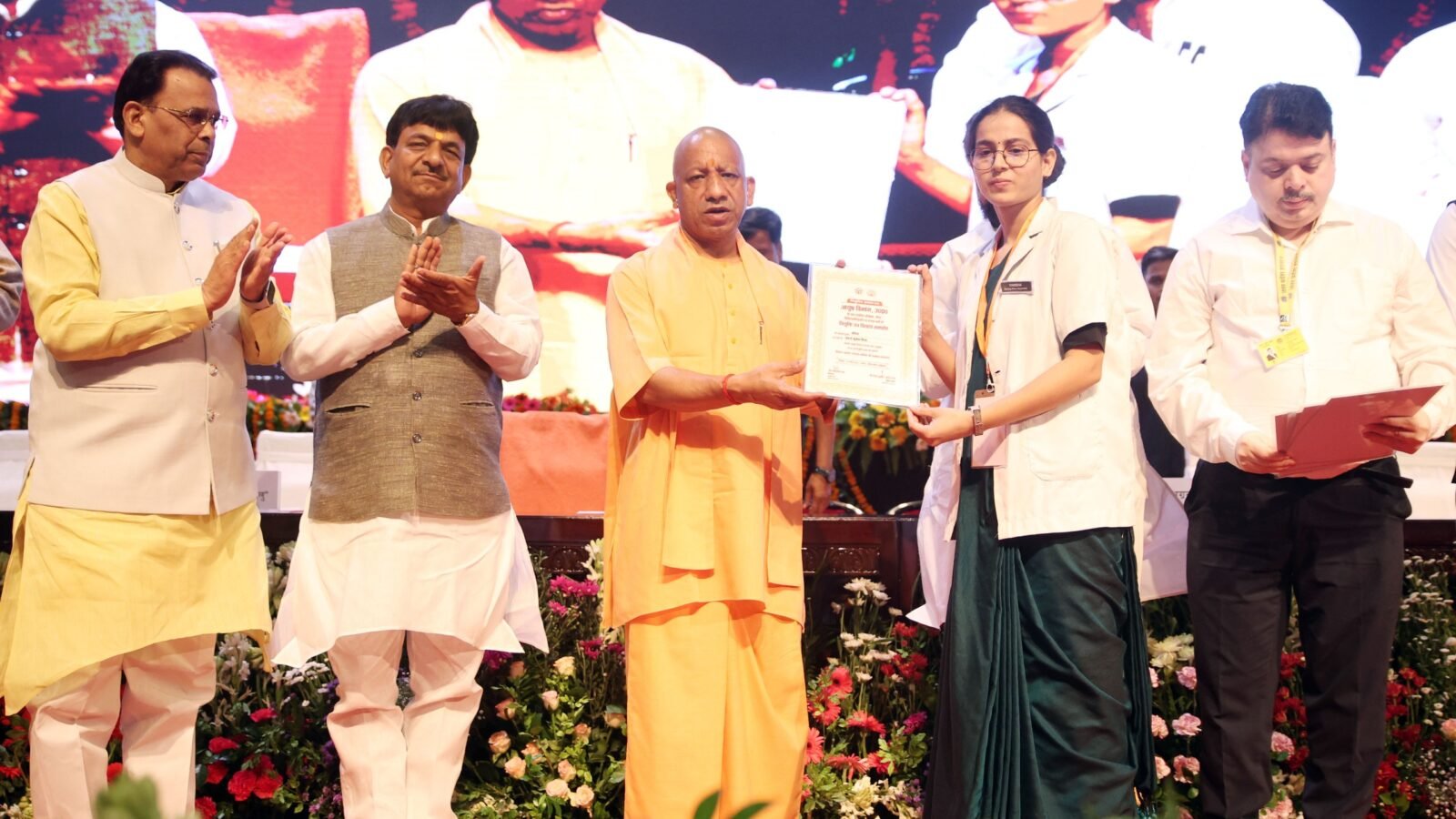 Yogi Adityanath ने लोकभवन में आयोजित कार्यक्रम में आयुष, व्यावसायिक शिक्षा एवं कौशल विकास तथा दिव्यांगजन सशक्तीकरण विभाग के 481 चयनित अभ्यर्थियों को नियुक्ति पत्र वितरित किए। मुख्यमंत्री ने कहा कि प्रदेश में अब तक 9 लाख से अधिक युवाओं को पारदर्शी और निष्पक्ष प्रक्रिया से सरकारी नौकरी दी जा चुकी है। उन्होंने कहा कि अब यूपी में योग्यता ही चयन का आधार है और भर्ती प्रक्रिया में भ्रष्टाचार व सिफारिश की कोई जगह नहीं बची है।