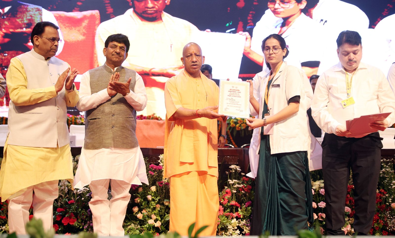Yogi Adityanath ने लोकभवन में आयोजित कार्यक्रम में आयुष, व्यावसायिक शिक्षा एवं कौशल विकास तथा दिव्यांगजन सशक्तीकरण विभाग के 481 चयनित अभ्यर्थियों को नियुक्ति पत्र वितरित किए। मुख्यमंत्री ने कहा कि प्रदेश में अब तक 9 लाख से अधिक युवाओं को पारदर्शी और निष्पक्ष प्रक्रिया से सरकारी नौकरी दी जा चुकी है। उन्होंने कहा कि अब यूपी में योग्यता ही चयन का आधार है और भर्ती प्रक्रिया में भ्रष्टाचार व सिफारिश की कोई जगह नहीं बची है।
