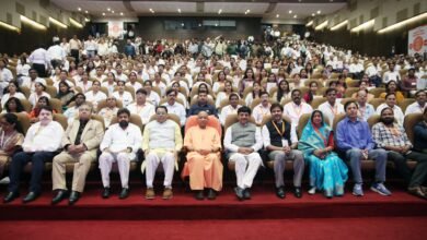 Yogi Adityanath की मौजूदगी में 481 चयनित अभ्यर्थियों को नियुक्ति पत्र वितरित किए गए। नियुक्ति पाने वाले युवाओं ने भर्ती प्रक्रिया को पूरी तरह पारदर्शी और निष्पक्ष बताया। चयनित अभ्यर्थियों ने कहा कि पहले भर्ती में एजेंटों और सिफारिश का दबाव रहता था, लेकिन अब योग्यता के आधार पर चयन हो रहा है। आयुष, व्यावसायिक शिक्षा और दिव्यांगजन सशक्तीकरण विभाग में चयनित युवाओं ने मुख्यमंत्री का आभार जताते हुए सरकार की पारदर्शी व्यवस्था की सराहना की।