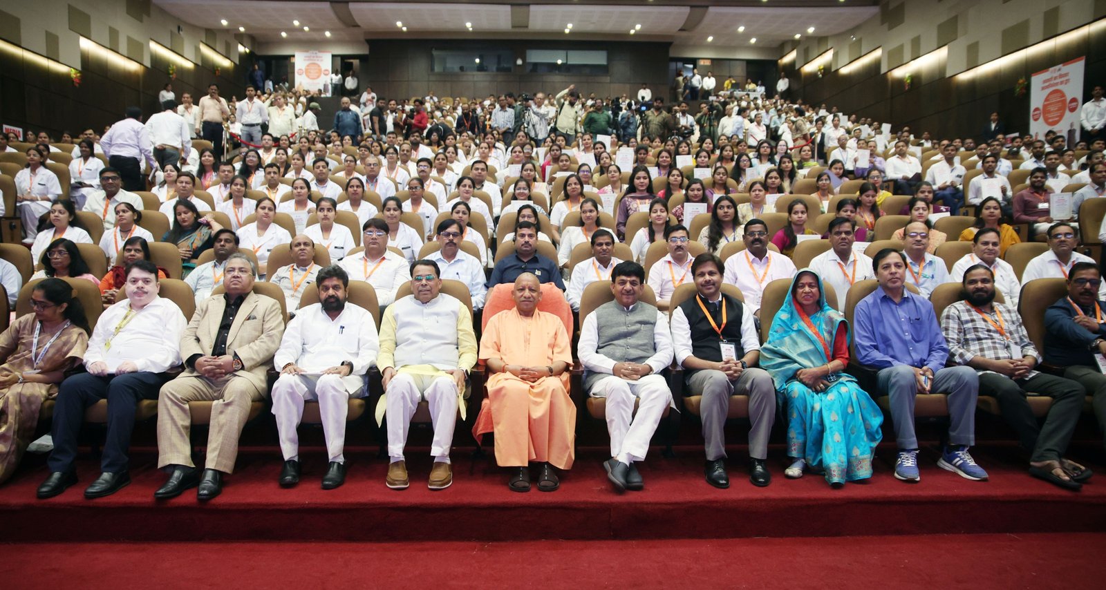Yogi Adityanath की मौजूदगी में 481 चयनित अभ्यर्थियों को नियुक्ति पत्र वितरित किए गए। नियुक्ति पाने वाले युवाओं ने भर्ती प्रक्रिया को पूरी तरह पारदर्शी और निष्पक्ष बताया। चयनित अभ्यर्थियों ने कहा कि पहले भर्ती में एजेंटों और सिफारिश का दबाव रहता था, लेकिन अब योग्यता के आधार पर चयन हो रहा है। आयुष, व्यावसायिक शिक्षा और दिव्यांगजन सशक्तीकरण विभाग में चयनित युवाओं ने मुख्यमंत्री का आभार जताते हुए सरकार की पारदर्शी व्यवस्था की सराहना की।