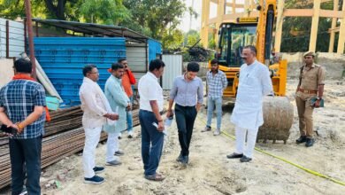 वाराणसी के सिगरा स्थित निर्माणाधीन कमर्शियल कॉम्प्लेक्स में अनियमितताएं मिलने पर नगर निगम प्रशासन ने बड़ी कार्रवाई की है। महापौर अशोक कुमार तिवारी और नगर आयुक्त हिमांशु नागपाल ने संयुक्त निरीक्षण के दौरान निर्माण कार्य में गुणवत्ता और मानकों की अनदेखी पाई। इस पर नगर आयुक्त ने संबंधित कार्यदायी संस्था पर पांच लाख रुपये का जुर्माना लगाया। अधिकारियों को स्पष्ट निर्देश दिए गए कि विकास कार्यों में किसी भी प्रकार की लापरवाही बर्दाश्त नहीं की जाएगी।