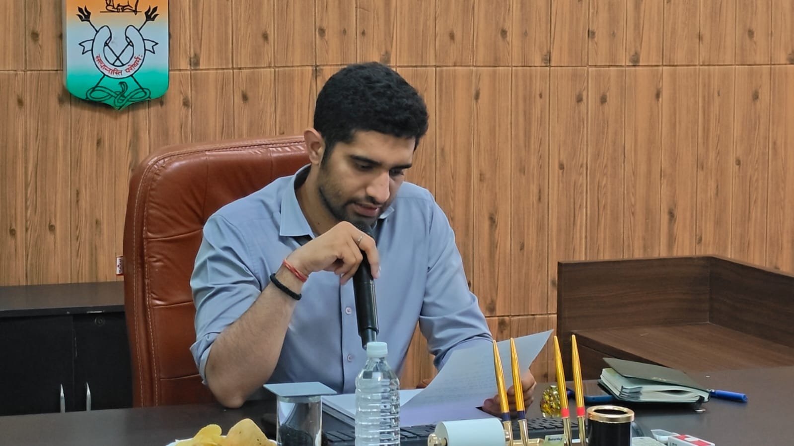 वाराणसी नगर निगम ने वित्तीय वर्ष 2026-27 के लिए टैक्स व्यवस्था में बड़ा बदलाव किया है। अब गृहकर, जलकर और सीवर कर समय से जमा करने पर 10 प्रतिशत तथा ऑनलाइन भुगतान करने पर कुल 12 प्रतिशत तक छूट मिलेगी। नगर आयुक्त हिमांशु नागपाल ने बताया कि स्वतंत्रता सेनानियों और पद्म पुरस्कार विजेताओं को 50 प्रतिशत टैक्स राहत दी जाएगी। वहीं दृष्टिहीन और 80 प्रतिशत से अधिक दिव्यांग भवन स्वामियों का टैक्स पूरी तरह माफ रहेगा।