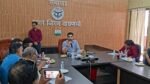 वाराणसी में बढ़ती गर्मी और प्रदूषण से राहत देने के लिए नगर निगम ने हाईटेक योजना शुरू की है। नगर आयुक्त हिमांशु नागपाल ने बताया कि शहर के प्रमुख चौराहों पर मिस्ट गन लगाई जाएगी, जिससे तापमान 10 से 12 डिग्री तक कम किया जा सकेगा। करसड़ा के कूड़े के पहाड़ को मियावाकी तकनीक से जंगल में बदला जाएगा। वहीं स्कूलों में कूल रूफ कोटिंग और मैदागिन में मल्टीलेवल पार्किंग निर्माण की प्रक्रिया भी शुरू हो गई है।