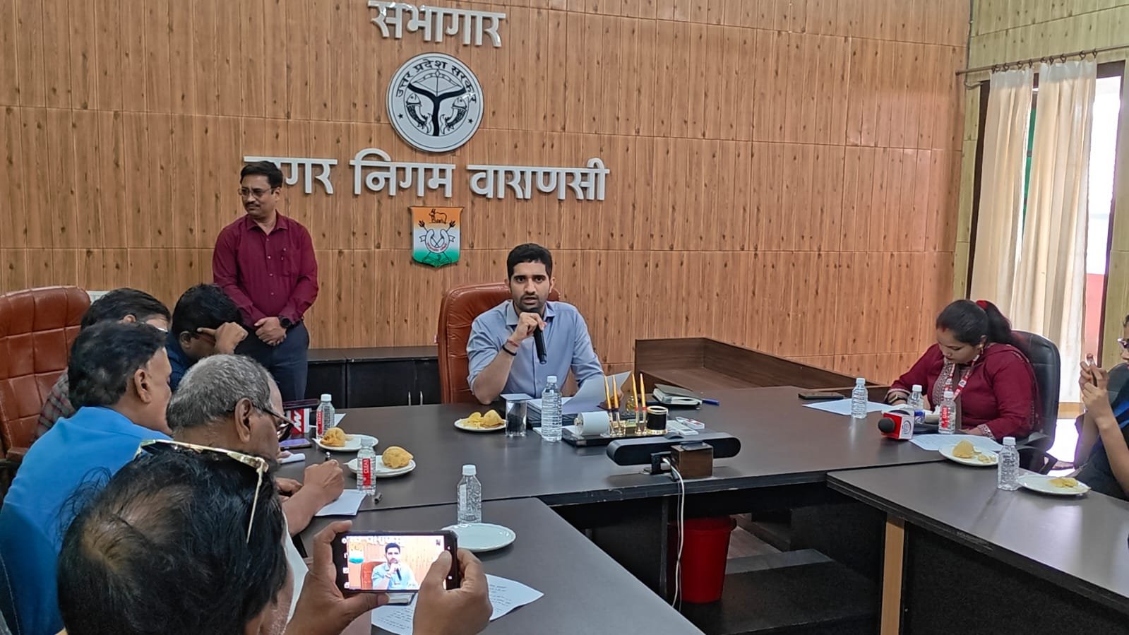 वाराणसी में बढ़ती गर्मी और प्रदूषण से राहत देने के लिए नगर निगम ने हाईटेक योजना शुरू की है। नगर आयुक्त हिमांशु नागपाल ने बताया कि शहर के प्रमुख चौराहों पर मिस्ट गन लगाई जाएगी, जिससे तापमान 10 से 12 डिग्री तक कम किया जा सकेगा। करसड़ा के कूड़े के पहाड़ को मियावाकी तकनीक से जंगल में बदला जाएगा। वहीं स्कूलों में कूल रूफ कोटिंग और मैदागिन में मल्टीलेवल पार्किंग निर्माण की प्रक्रिया भी शुरू हो गई है।