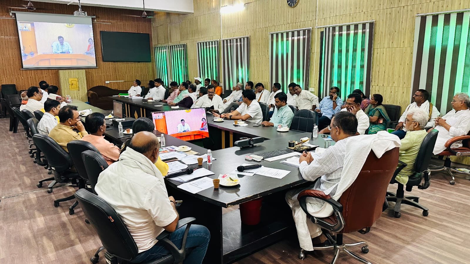 स्वच्छता सर्वेक्षण 2026 में काशी को देश के टॉप-5 स्वच्छ शहरों में शामिल कराने के लिए नगर निगम ने पूरी ताकत झोंक दी है। नगर विकास मंत्री एके शर्मा ने वर्चुअल बैठक में अधिकारियों को जनभागीदारी बढ़ाने के निर्देश दिए। महापौर अशोक कुमार तिवारी ने कहा कि जनता का सकारात्मक फीडबैक काशी की रैंकिंग बदल सकता है। नगर निगम घाटों, बाजारों और मोहल्लों में विशेष सफाई अभियान चला रहा है। लोगों से गीला और सूखा कचरा अलग देने की भी अपील की गई है।