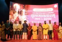 Yogi Adityanath ने फिल्म Krishnavataram को उत्तर प्रदेश में टैक्स फ्री करने का ऐलान किया। मंत्रिमंडल विस्तार के बाद लोकभवन में हुई स्पेशल स्क्रीनिंग में राज्यपाल Anandiben Patel, मंत्रीगण और कई जनप्रतिनिधि मौजूद रहे। फिल्म के दौरान सभागार “राधे-राधे” और “कृष्णा-कृष्णा” के जयघोष से गूंज उठा। सीएम योगी ने कहा कि ऐसी फिल्में नई पीढ़ी को भारतीय संस्कृति और सनातन विरासत से जोड़ने का महत्वपूर्ण माध्यम हैं।