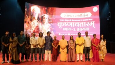 Yogi Adityanath ने फिल्म Krishnavataram को उत्तर प्रदेश में टैक्स फ्री करने का ऐलान किया। मंत्रिमंडल विस्तार के बाद लोकभवन में हुई स्पेशल स्क्रीनिंग में राज्यपाल Anandiben Patel, मंत्रीगण और कई जनप्रतिनिधि मौजूद रहे। फिल्म के दौरान सभागार “राधे-राधे” और “कृष्णा-कृष्णा” के जयघोष से गूंज उठा। सीएम योगी ने कहा कि ऐसी फिल्में नई पीढ़ी को भारतीय संस्कृति और सनातन विरासत से जोड़ने का महत्वपूर्ण माध्यम हैं।