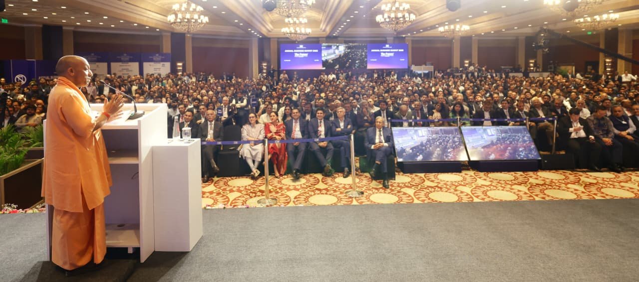 नई दिल्ली में आयोजित सीआईआई बिजनेस समिट-2026 में मुख्यमंत्री योगी आदित्यनाथ ने कहा कि उत्तर प्रदेश अब दंगों और माफिया राज की पहचान से निकलकर देश की अर्थव्यवस्था का ग्रोथ इंजन बन चुका है। उन्होंने कानून व्यवस्था, निवेश, एमएसएमई, एक्सप्रेसवे, एयरपोर्ट और धार्मिक पर्यटन में हुए बदलावों को गिनाते हुए कहा कि डबल इंजन सरकार अब यूपी को बुलेट ट्रेन की गति से आगे बढ़ाएगी। उद्योग जगत ने भी योगी सरकार की नीतियों और विकास मॉडल की सराहना की।