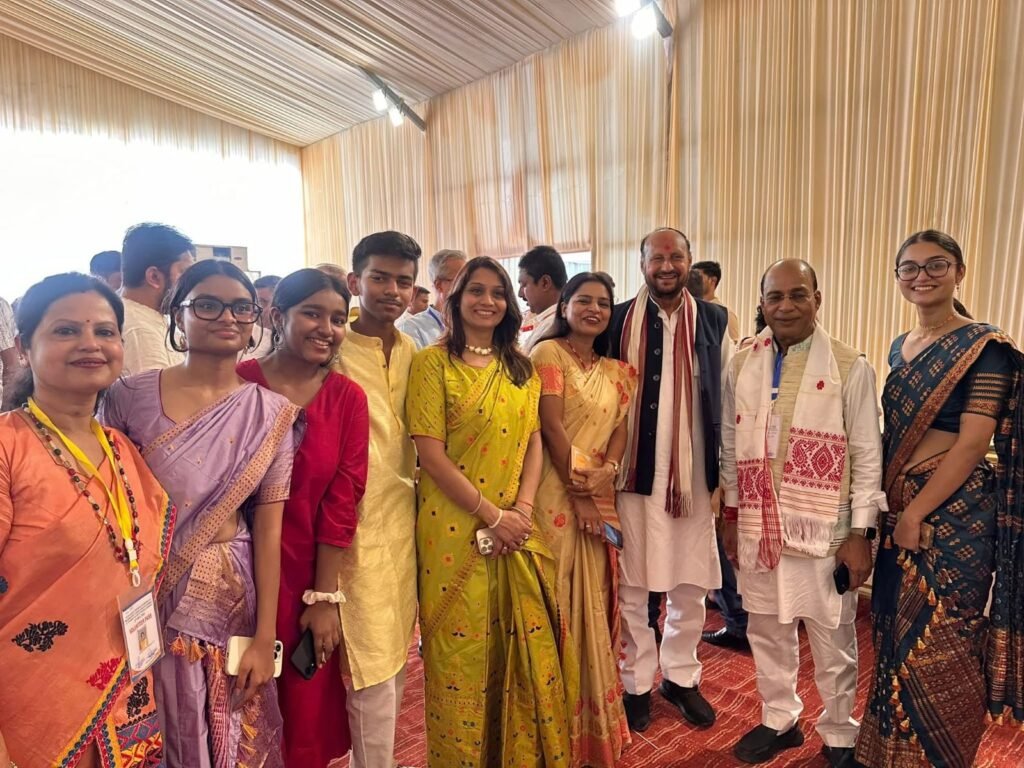 असम में भाजपा की प्रचंड जीत के बाद हिमंता बिस्वा सरमा ने दूसरी बार मुख्यमंत्री पद की शपथ ली। गुवाहाटी के खानपारा वेटनरी ग्राउंड में आयोजित समारोह में प्रधानमंत्री नरेंद्र मोदी, अमित शाह, राजनाथ सिंह सहित कई केंद्रीय मंत्री और एनडीए नेता मौजूद रहे। सरमा के साथ चार मंत्रियों ने भी शपथ ग्रहण की। भाजपा और उसके सहयोगी दलों को विधानसभा चुनाव में दो-तिहाई बहुमत मिला है। नई सरकार विकास, निवेश, रोजगार और आधारभूत संरचना पर विशेष ध्यान देने की तैयारी में है।