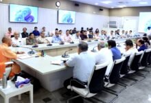 उत्तर प्रदेश के मुख्यमंत्री योगी आदित्यनाथ ने प्रधानमंत्री नरेंद्र मोदी के आह्वान पर प्रदेशवासियों से ईंधन बचत, स्वदेशी अपनाने और अनावश्यक सोने की खरीद से बचने की अपील की। मुख्यमंत्री ने सरकारी फ्लीट में 50% कमी, वर्क फ्रॉम होम, पब्लिक ट्रांसपोर्ट, मेट्रो और पीएनजी के उपयोग को बढ़ावा देने के निर्देश दिए। साथ ही कम तेल वाले भोजन, रूफटॉप सोलर, स्थानीय उत्पादों, ओडीओपी और जीआई टैग वस्तुओं को प्रोत्साहित करने पर भी जोर दिया।