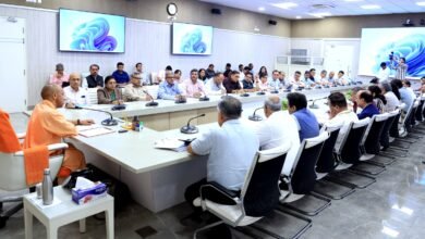 उत्तर प्रदेश के मुख्यमंत्री योगी आदित्यनाथ ने प्रधानमंत्री नरेंद्र मोदी के आह्वान पर प्रदेशवासियों से ईंधन बचत, स्वदेशी अपनाने और अनावश्यक सोने की खरीद से बचने की अपील की। मुख्यमंत्री ने सरकारी फ्लीट में 50% कमी, वर्क फ्रॉम होम, पब्लिक ट्रांसपोर्ट, मेट्रो और पीएनजी के उपयोग को बढ़ावा देने के निर्देश दिए। साथ ही कम तेल वाले भोजन, रूफटॉप सोलर, स्थानीय उत्पादों, ओडीओपी और जीआई टैग वस्तुओं को प्रोत्साहित करने पर भी जोर दिया।