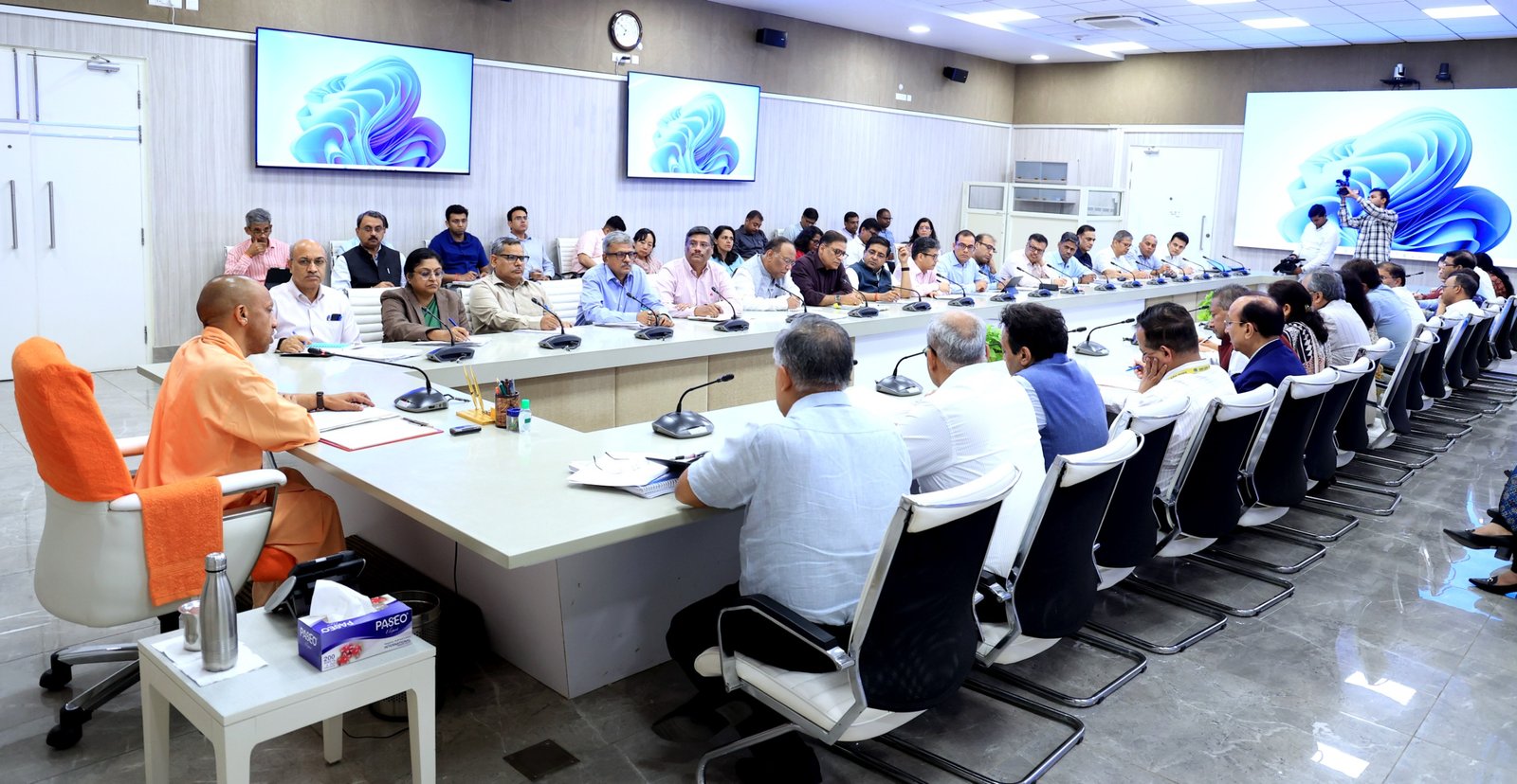 उत्तर प्रदेश के मुख्यमंत्री योगी आदित्यनाथ ने प्रधानमंत्री नरेंद्र मोदी के आह्वान पर प्रदेशवासियों से ईंधन बचत, स्वदेशी अपनाने और अनावश्यक सोने की खरीद से बचने की अपील की। मुख्यमंत्री ने सरकारी फ्लीट में 50% कमी, वर्क फ्रॉम होम, पब्लिक ट्रांसपोर्ट, मेट्रो और पीएनजी के उपयोग को बढ़ावा देने के निर्देश दिए। साथ ही कम तेल वाले भोजन, रूफटॉप सोलर, स्थानीय उत्पादों, ओडीओपी और जीआई टैग वस्तुओं को प्रोत्साहित करने पर भी जोर दिया।