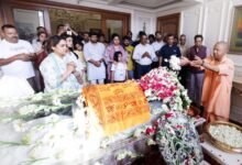 समाजवादी पार्टी संस्थापक Mulayam Singh Yadav के छोटे बेटे और भाजपा नेता Aparna Yadav के पति Prateek Yadav का बुधवार सुबह लखनऊ में आकस्मिक निधन हो गया। 38 वर्षीय प्रतीक यादव को सिविल अस्पताल लाया गया, जहां डॉक्टरों ने उन्हें मृत घोषित कर दिया। मौत के कारणों का खुलासा अभी नहीं हुआ है और पोस्टमार्टम रिपोर्ट का इंतजार है। मुख्यमंत्री Yogi Adityanath, Akhilesh Yadav समेत कई नेताओं ने गहरा शोक व्यक्त किया।