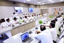 Yogi Adityanath ने मंत्रिमंडल की पहली विस्तारित बैठक में मंत्रियों को सप्ताह में एक दिन सार्वजनिक परिवहन से सफर करने, सरकारी वाहन फ्लीट 50 प्रतिशत घटाने और ऊर्जा संरक्षण को बढ़ावा देने के निर्देश दिए। उन्होंने छह माह तक अनावश्यक विदेश यात्राओं से बचने, डिजिटल बैठकों को बढ़ावा देने और ‘वोकल फॉर लोकल’ अपनाने पर जोर दिया। मुख्यमंत्री ने सौर ऊर्जा, पीएनजी, इलेक्ट्रिक वाहनों और वर्षा जल संरक्षण को जनआंदोलन बनाने की अपील भी की।