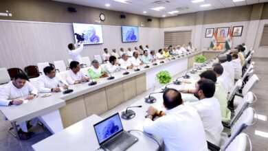 Yogi Adityanath ने मंत्रिमंडल की पहली विस्तारित बैठक में मंत्रियों को सप्ताह में एक दिन सार्वजनिक परिवहन से सफर करने, सरकारी वाहन फ्लीट 50 प्रतिशत घटाने और ऊर्जा संरक्षण को बढ़ावा देने के निर्देश दिए। उन्होंने छह माह तक अनावश्यक विदेश यात्राओं से बचने, डिजिटल बैठकों को बढ़ावा देने और ‘वोकल फॉर लोकल’ अपनाने पर जोर दिया। मुख्यमंत्री ने सौर ऊर्जा, पीएनजी, इलेक्ट्रिक वाहनों और वर्षा जल संरक्षण को जनआंदोलन बनाने की अपील भी की।