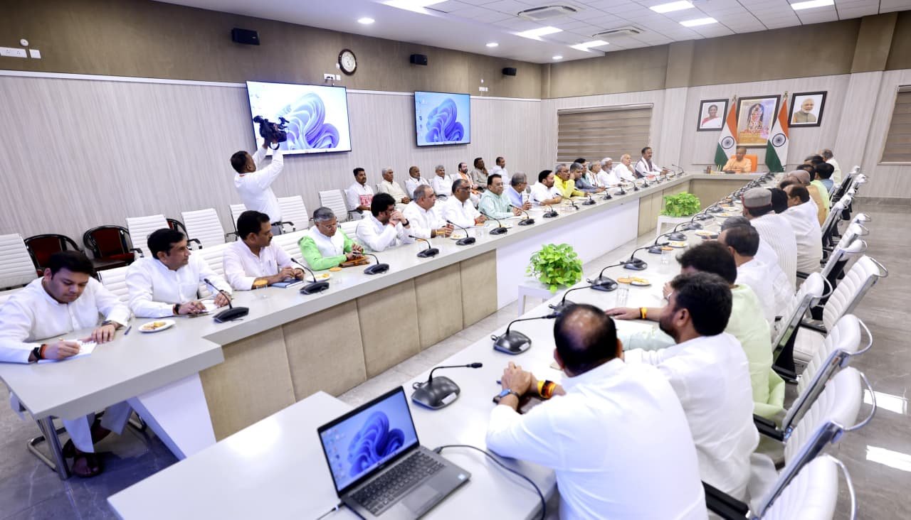 Yogi Adityanath ने मंत्रिमंडल की पहली विस्तारित बैठक में मंत्रियों को सप्ताह में एक दिन सार्वजनिक परिवहन से सफर करने, सरकारी वाहन फ्लीट 50 प्रतिशत घटाने और ऊर्जा संरक्षण को बढ़ावा देने के निर्देश दिए। उन्होंने छह माह तक अनावश्यक विदेश यात्राओं से बचने, डिजिटल बैठकों को बढ़ावा देने और ‘वोकल फॉर लोकल’ अपनाने पर जोर दिया। मुख्यमंत्री ने सौर ऊर्जा, पीएनजी, इलेक्ट्रिक वाहनों और वर्षा जल संरक्षण को जनआंदोलन बनाने की अपील भी की।