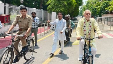 प्रधानमंत्री नरेंद्र मोदी की पेट्रोल-डीजल बचत की अपील और मुख्यमंत्री योगी आदित्यनाथ के निर्देश के बाद उत्तर प्रदेश में ऊर्जा संरक्षण अभियान को व्यापक जनसमर्थन मिल रहा है। मंत्री, सांसद, महापौर, डीएम और प्रशासनिक अधिकारी साइकिल, पैदल, इलेक्ट्रिक वाहन और सार्वजनिक परिवहन का उपयोग कर ईंधन बचत का संदेश दे रहे हैं। कई जिलों में ‘नो फ्यूल डे’ और वाहन साझा करने जैसी पहल शुरू हुई हैं। सरकार इसे पर्यावरण संरक्षण, विदेशी मुद्रा बचत और स्वस्थ जीवनशैली से जोड़कर जनजागरूकता अभियान बना रही है।