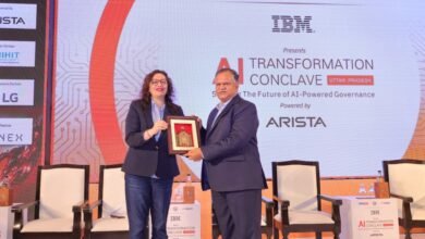 राजधानी लखनऊ में आयोजित ‘एआई ट्रांसफॉर्मेशन कॉन्क्लेव 2026’ में उत्तर प्रदेश को देश के सबसे बड़े एआई और डीपटेक हब के रूप में विकसित करने की रणनीति पर चर्चा हुई। मुख्यमंत्री योगी आदित्यनाथ के नेतृत्व में यूपी सरकार एआई सिटी, यूपी एआई मिशन और डिजिटल इंफ्रास्ट्रक्चर को तेजी से आगे बढ़ा रही है। कॉन्क्लेव में एआई आधारित गवर्नेंस, साइबर सुरक्षा, स्टार्टअप्स और मानव केंद्रित तकनीक पर विशेषज्ञों ने विचार साझा किए। वरिष्ठ आईएएस अधिकारियों ने इसे भविष्य के प्रशासनिक बदलाव का बड़ा कदम बताया।