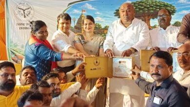 अम्बेडकरनगर में शुक्रवार को 899 ग्राम पंचायतों में एक साथ आयोजित ‘ग्रीन चौपाल’ ने नया कीर्तिमान स्थापित किया। मुख्यमंत्री योगी आदित्यनाथ के आह्वान पर हुए इस अभियान में पर्यावरण संरक्षण, ऊर्जा बचत, हरित परिवहन, पौधरोपण, जल संरक्षण और जैविक खेती को बढ़ावा देने का संकल्प लिया गया। जिला प्रशासन की इस पहल को प्रदेशभर में सराहा जा रहा है।