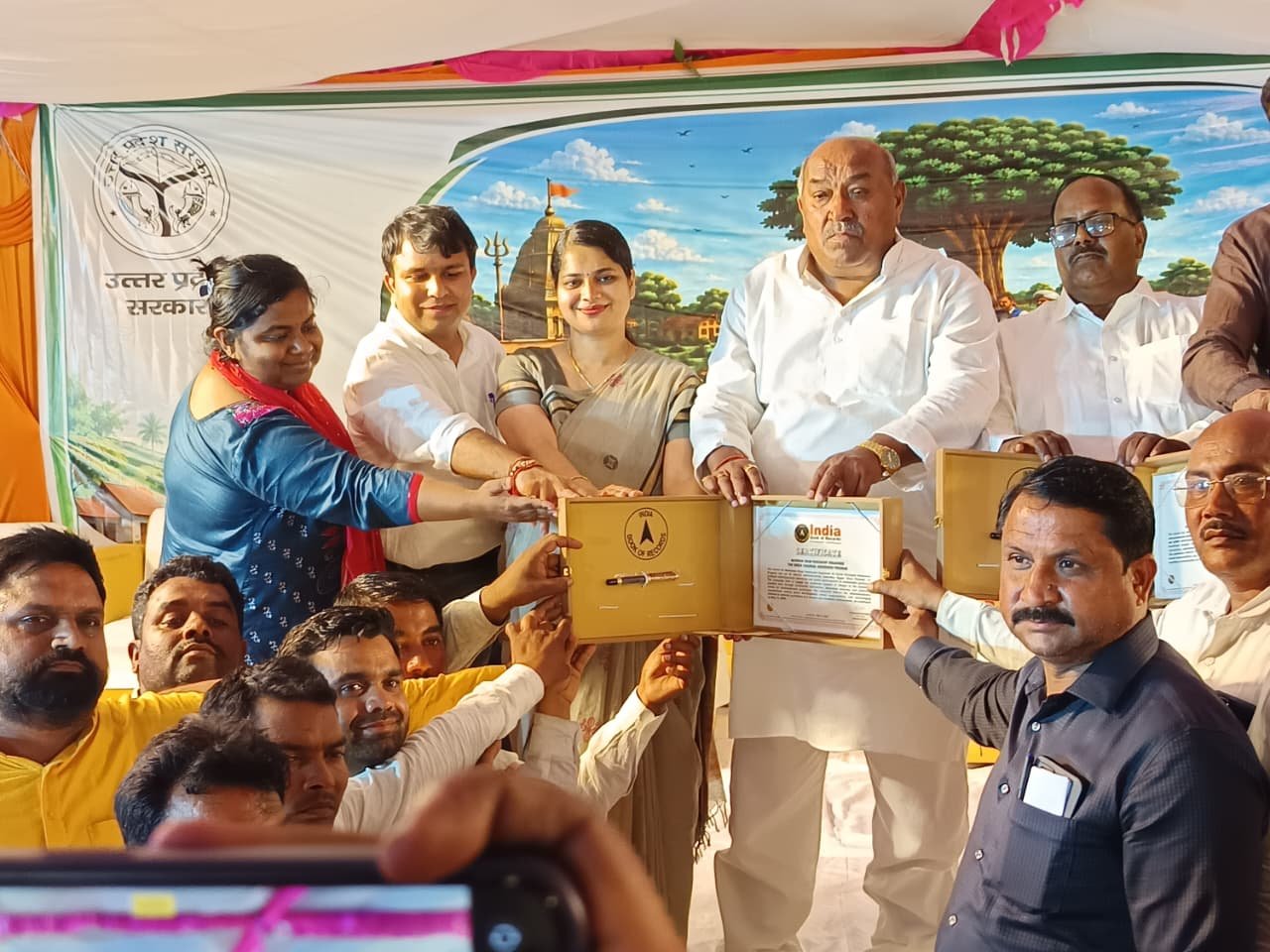 अम्बेडकरनगर में शुक्रवार को 899 ग्राम पंचायतों में एक साथ आयोजित ‘ग्रीन चौपाल’ ने नया कीर्तिमान स्थापित किया। मुख्यमंत्री योगी आदित्यनाथ के आह्वान पर हुए इस अभियान में पर्यावरण संरक्षण, ऊर्जा बचत, हरित परिवहन, पौधरोपण, जल संरक्षण और जैविक खेती को बढ़ावा देने का संकल्प लिया गया। जिला प्रशासन की इस पहल को प्रदेशभर में सराहा जा रहा है।