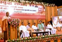 गोरखपुर में आयोजित ‘प्रबुद्ध संवाद’ कार्यक्रम में मुख्यमंत्री योगी आदित्यनाथ ने कहा कि युवाओं को 2017 से पहले के उत्तर प्रदेश की अराजकता, दंगे, भ्रष्टाचार और असुरक्षा के दौर की जानकारी देना जरूरी है। उन्होंने वर्तमान सरकार के विकास, सुरक्षा और रोजगार मॉडल को गिनाते हुए प्रबुद्ध समाज से जागरूकता फैलाने की अपील की। सीएम ने पीएम नरेंद्र मोदी के नेतृत्व में भारत की वैश्विक प्रतिष्ठा, कोरोना प्रबंधन और आत्मनिर्भरता की भी सराहना की। कार्यक्रम में सांसद रविकिशन समेत कई गणमान्य लोग मौजूद रहे।