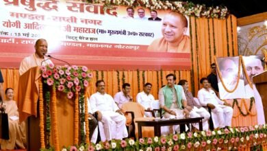 गोरखपुर में आयोजित ‘प्रबुद्ध संवाद’ कार्यक्रम में मुख्यमंत्री योगी आदित्यनाथ ने कहा कि युवाओं को 2017 से पहले के उत्तर प्रदेश की अराजकता, दंगे, भ्रष्टाचार और असुरक्षा के दौर की जानकारी देना जरूरी है। उन्होंने वर्तमान सरकार के विकास, सुरक्षा और रोजगार मॉडल को गिनाते हुए प्रबुद्ध समाज से जागरूकता फैलाने की अपील की। सीएम ने पीएम नरेंद्र मोदी के नेतृत्व में भारत की वैश्विक प्रतिष्ठा, कोरोना प्रबंधन और आत्मनिर्भरता की भी सराहना की। कार्यक्रम में सांसद रविकिशन समेत कई गणमान्य लोग मौजूद रहे।