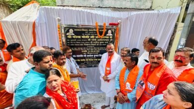 वाराणसी के आदमपुर जोन में 17.52 करोड़ रुपये की लागत से नई सीवर एवं जल निकासी परियोजना का शिलान्यास किया गया। महापौर अशोक कुमार तिवारी और विधायक डॉ. नीलकंठ तिवारी ने कार्य का शुभारंभ किया। औसानगंज से संपूर्णानंद संस्कृत विश्वविद्यालय तक 2010 मीटर लंबी सीवर लाइन बिछाई जाएगी। परियोजना पूरी होने पर जैतपुरा, ईश्वरगंगी, नाटी इमली सहित कई क्षेत्रों में जलजमाव और सीवर ओवरफ्लो की समस्या से लोगों को राहत मिलेगी।