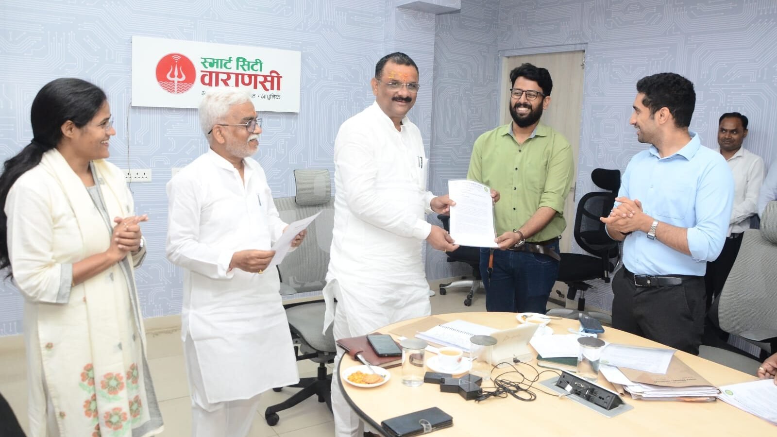 वाराणसी नगर निगम ने विकास कार्यों को गति देने के लिए 17 तकनीकी सहायकों (जेई) की नियुक्ति की है। सिगरा स्थित स्मार्ट सिटी सभागार में महापौर अशोक कुमार तिवारी और नगर आयुक्त हिमांशु नागपाल ने नियुक्ति पत्र वितरित किए। नई नियुक्तियों से सड़क, नाली और अन्य विकास परियोजनाओं की निगरानी और क्रियान्वयन में तेजी आने की उम्मीद है।