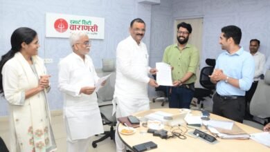 वाराणसी नगर निगम ने विकास कार्यों को गति देने के लिए 17 तकनीकी सहायकों (जेई) की नियुक्ति की है। सिगरा स्थित स्मार्ट सिटी सभागार में महापौर अशोक कुमार तिवारी और नगर आयुक्त हिमांशु नागपाल ने नियुक्ति पत्र वितरित किए। नई नियुक्तियों से सड़क, नाली और अन्य विकास परियोजनाओं की निगरानी और क्रियान्वयन में तेजी आने की उम्मीद है।