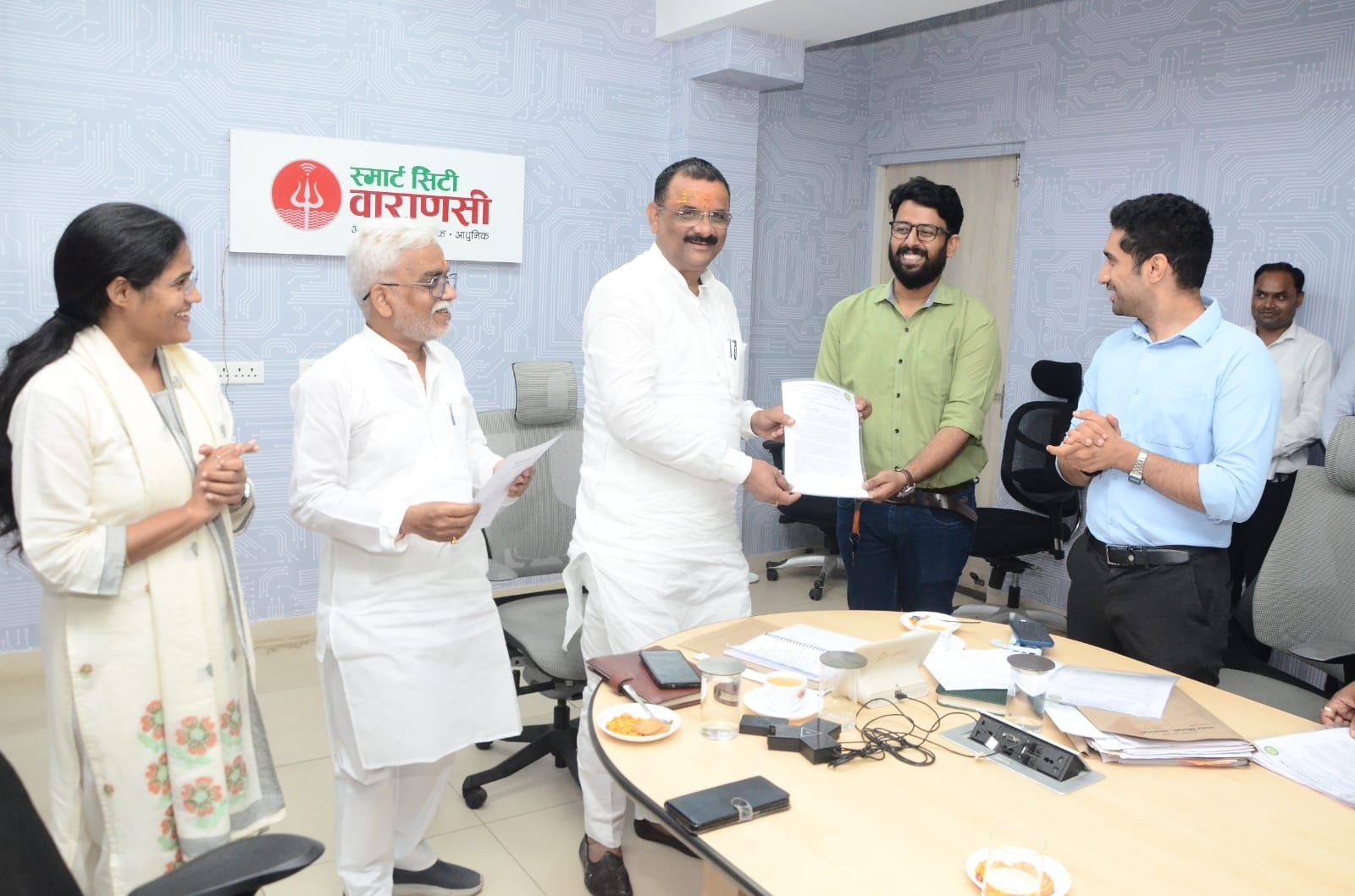 वाराणसी नगर निगम ने विकास कार्यों को गति देने के लिए 17 तकनीकी सहायकों (जेई) की नियुक्ति की है। सिगरा स्थित स्मार्ट सिटी सभागार में महापौर अशोक कुमार तिवारी और नगर आयुक्त हिमांशु नागपाल ने नियुक्ति पत्र वितरित किए। नई नियुक्तियों से सड़क, नाली और अन्य विकास परियोजनाओं की निगरानी और क्रियान्वयन में तेजी आने की उम्मीद है।