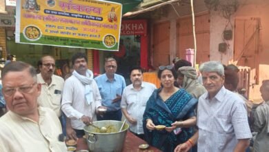 वाराणसी के चौक क्षेत्र स्थित “संकल्प अन्न क्षेत्र” में संकल्प संस्था द्वारा शनिवार को खिचड़ी प्रसाद वितरण एवं शीतल जल सेवा का आयोजन किया गया। भीषण गर्मी के बीच बड़ी संख्या में श्रद्धालुओं, राहगीरों और जरूरतमंदों ने सेवा का लाभ उठाया। भगवान संकटमोचन हनुमान जी को भोग अर्पित कर कार्यक्रम की शुरुआत हुई। संस्था अप्रैल 2022 से लगातार हर शनिवार सेवा अभियान संचालित कर काशी की सेवा और समर्पण की परंपरा को आगे बढ़ा रही है।