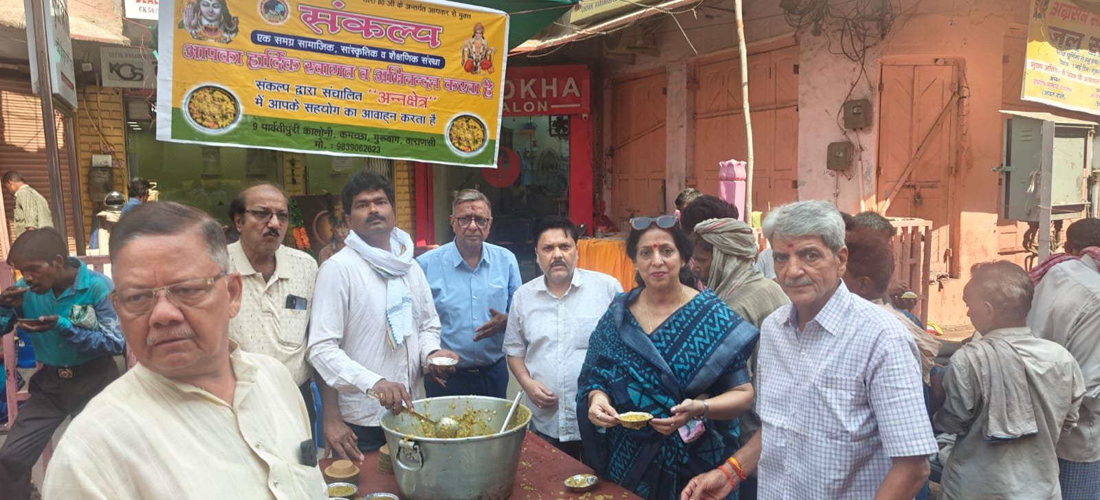 वाराणसी के चौक क्षेत्र स्थित “संकल्प अन्न क्षेत्र” में संकल्प संस्था द्वारा शनिवार को खिचड़ी प्रसाद वितरण एवं शीतल जल सेवा का आयोजन किया गया। भीषण गर्मी के बीच बड़ी संख्या में श्रद्धालुओं, राहगीरों और जरूरतमंदों ने सेवा का लाभ उठाया। भगवान संकटमोचन हनुमान जी को भोग अर्पित कर कार्यक्रम की शुरुआत हुई। संस्था अप्रैल 2022 से लगातार हर शनिवार सेवा अभियान संचालित कर काशी की सेवा और समर्पण की परंपरा को आगे बढ़ा रही है।