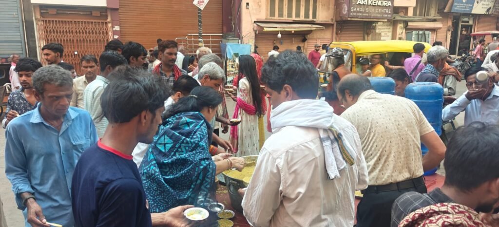 वाराणसी के चौक क्षेत्र स्थित “संकल्प अन्न क्षेत्र” में संकल्प संस्था द्वारा शनिवार को खिचड़ी प्रसाद वितरण एवं शीतल जल सेवा का आयोजन किया गया। भीषण गर्मी के बीच बड़ी संख्या में श्रद्धालुओं, राहगीरों और जरूरतमंदों ने सेवा का लाभ उठाया। भगवान संकटमोचन हनुमान जी को भोग अर्पित कर कार्यक्रम की शुरुआत हुई। संस्था अप्रैल 2022 से लगातार हर शनिवार सेवा अभियान संचालित कर काशी की सेवा और समर्पण की परंपरा को आगे बढ़ा रही है।