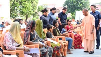 गोरखपुर प्रवास के दौरान मुख्यमंत्री योगी आदित्यनाथ ने शनिवार सुबह गोरखनाथ मंदिर में जनता दर्शन कर करीब 200 लोगों की समस्याएं सुनीं। गंभीर बीमारियों के इलाज के लिए आर्थिक सहायता मांगने वालों को उन्होंने मुख्यमंत्री विवेकाधीन कोष से मदद देने का आश्वासन दिया। आयुष्मान कार्ड न होने पर कार्ड बनवाने के निर्देश भी दिए। वहीं अपराध और जमीन कब्जे की शिकायतों पर पुलिस अधिकारियों को सख्त कार्रवाई करने के निर्देश दिए। बच्चों को चॉकलेट देकर आशीर्वाद भी दिया।