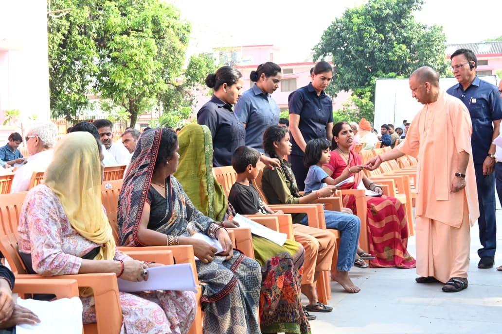 गोरखपुर प्रवास के दौरान मुख्यमंत्री योगी आदित्यनाथ ने शनिवार सुबह गोरखनाथ मंदिर में जनता दर्शन कर करीब 200 लोगों की समस्याएं सुनीं। गंभीर बीमारियों के इलाज के लिए आर्थिक सहायता मांगने वालों को उन्होंने मुख्यमंत्री विवेकाधीन कोष से मदद देने का आश्वासन दिया। आयुष्मान कार्ड न होने पर कार्ड बनवाने के निर्देश भी दिए। वहीं अपराध और जमीन कब्जे की शिकायतों पर पुलिस अधिकारियों को सख्त कार्रवाई करने के निर्देश दिए। बच्चों को चॉकलेट देकर आशीर्वाद भी दिया।