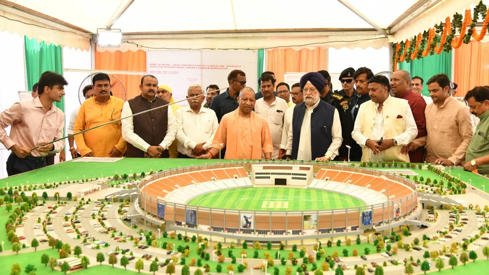 मुख्यमंत्री योगी आदित्यनाथ ने गोरखपुर में 393 करोड़ रुपये की लागत से बनने वाले अंतरराष्ट्रीय क्रिकेट स्टेडियम का भूमिपूजन एवं शिलान्यास किया। उन्होंने घोषणा की कि स्टेडियम के पास 60 एकड़ भूमि पर विश्वस्तरीय स्पोर्ट्स कॉम्प्लेक्स भी बनाया जाएगा। सीएम ने खिलाड़ियों की 500 नई सीधी भर्तियों का ऐलान करते हुए कहा कि प्रदेश में खेल संस्कृति को नई पहचान मिल रही है। कार्यक्रम में केंद्रीय मंत्री हरदीप सिंह पुरी सहित कई जनप्रतिनिधि मौजूद रहे।