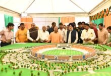 मुख्यमंत्री योगी आदित्यनाथ ने गोरखपुर में 393 करोड़ रुपये की लागत से बनने वाले अंतरराष्ट्रीय क्रिकेट स्टेडियम का भूमिपूजन एवं शिलान्यास किया। उन्होंने घोषणा की कि स्टेडियम के पास 60 एकड़ भूमि पर विश्वस्तरीय स्पोर्ट्स कॉम्प्लेक्स भी बनाया जाएगा। सीएम ने खिलाड़ियों की 500 नई सीधी भर्तियों का ऐलान करते हुए कहा कि प्रदेश में खेल संस्कृति को नई पहचान मिल रही है। कार्यक्रम में केंद्रीय मंत्री हरदीप सिंह पुरी सहित कई जनप्रतिनिधि मौजूद रहे।