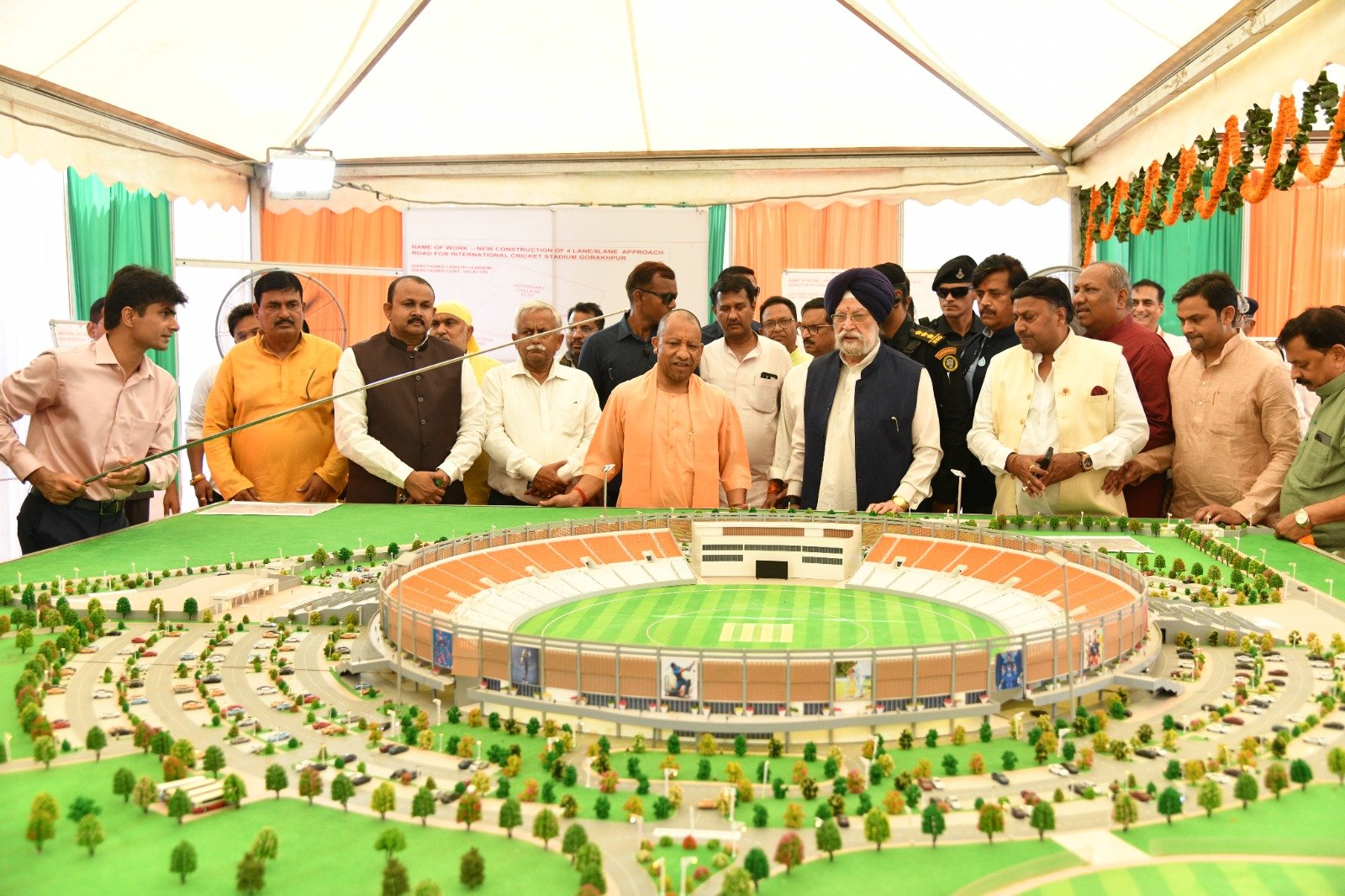 मुख्यमंत्री योगी आदित्यनाथ ने गोरखपुर में 393 करोड़ रुपये की लागत से बनने वाले अंतरराष्ट्रीय क्रिकेट स्टेडियम का भूमिपूजन एवं शिलान्यास किया। उन्होंने घोषणा की कि स्टेडियम के पास 60 एकड़ भूमि पर विश्वस्तरीय स्पोर्ट्स कॉम्प्लेक्स भी बनाया जाएगा। सीएम ने खिलाड़ियों की 500 नई सीधी भर्तियों का ऐलान करते हुए कहा कि प्रदेश में खेल संस्कृति को नई पहचान मिल रही है। कार्यक्रम में केंद्रीय मंत्री हरदीप सिंह पुरी सहित कई जनप्रतिनिधि मौजूद रहे।