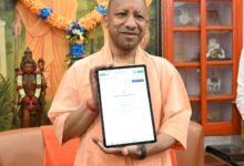 Yogi Adityanath ने गोरखपुर प्रवास के दौरान डिजिटल जनगणना 2027 के प्रथम चरण में ऑनलाइन स्वगणना कर नागरिकों से 21 मई तक सहभागिता की अपील की। उन्होंने कहा कि डिजिटल जनगणना प्रदेश के समग्र विकास का आधार बनेगी। वहीं महाराणा प्रताप शिक्षा परिषद की समीक्षा बैठक में सीएम योगी ने ऊर्जा संरक्षण, अनुशासन, भारतीय ज्ञान परंपरा, स्वच्छ परिसर संस्कृति और शिक्षकों के प्रशिक्षण पर विशेष जोर देते हुए संस्थाओं को राष्ट्रहित में कार्य करने का आह्वान किया।