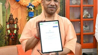 Yogi Adityanath ने गोरखपुर प्रवास के दौरान डिजिटल जनगणना 2027 के प्रथम चरण में ऑनलाइन स्वगणना कर नागरिकों से 21 मई तक सहभागिता की अपील की। उन्होंने कहा कि डिजिटल जनगणना प्रदेश के समग्र विकास का आधार बनेगी। वहीं महाराणा प्रताप शिक्षा परिषद की समीक्षा बैठक में सीएम योगी ने ऊर्जा संरक्षण, अनुशासन, भारतीय ज्ञान परंपरा, स्वच्छ परिसर संस्कृति और शिक्षकों के प्रशिक्षण पर विशेष जोर देते हुए संस्थाओं को राष्ट्रहित में कार्य करने का आह्वान किया।