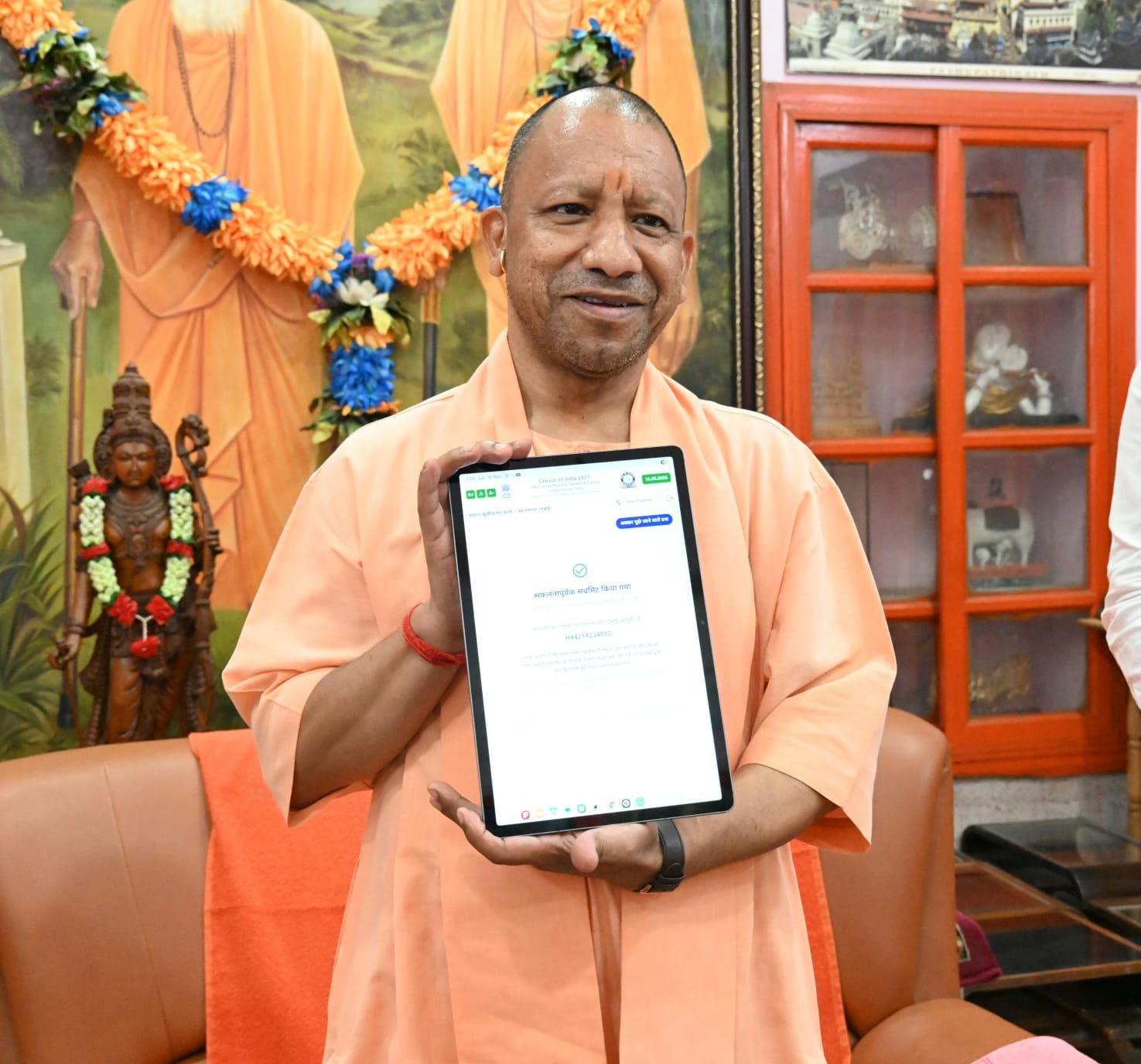 Yogi Adityanath ने गोरखपुर प्रवास के दौरान डिजिटल जनगणना 2027 के प्रथम चरण में ऑनलाइन स्वगणना कर नागरिकों से 21 मई तक सहभागिता की अपील की। उन्होंने कहा कि डिजिटल जनगणना प्रदेश के समग्र विकास का आधार बनेगी। वहीं महाराणा प्रताप शिक्षा परिषद की समीक्षा बैठक में सीएम योगी ने ऊर्जा संरक्षण, अनुशासन, भारतीय ज्ञान परंपरा, स्वच्छ परिसर संस्कृति और शिक्षकों के प्रशिक्षण पर विशेष जोर देते हुए संस्थाओं को राष्ट्रहित में कार्य करने का आह्वान किया।