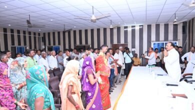 उत्तर प्रदेश में तेज आंधी, बारिश और आकाशीय बिजली से हुई जन-धन हानि के बाद योगी सरकार ने त्वरित राहत पहुंचाकर संवेदनशील प्रशासन का उदाहरण पेश किया है। मुख्यमंत्री के निर्देश पर 24 घंटे के भीतर प्रभावित परिवारों को सहायता राशि वितरित की गई। बहराइच, रायबरेली, फतेहपुर और वाराणसी में मंत्रियों एवं प्रशासनिक अधिकारियों ने पीड़ितों से मुलाकात कर आर्थिक मदद दी और हर संभव सहयोग का भरोसा दिलाया। प्रशासन ने राहत कार्यों में तेजी दिखाते हुए प्रभावितों तक समय पर सहायता पहुंचाई।