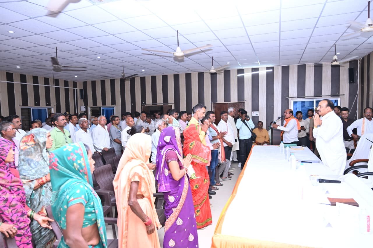 उत्तर प्रदेश में तेज आंधी, बारिश और आकाशीय बिजली से हुई जन-धन हानि के बाद योगी सरकार ने त्वरित राहत पहुंचाकर संवेदनशील प्रशासन का उदाहरण पेश किया है। मुख्यमंत्री के निर्देश पर 24 घंटे के भीतर प्रभावित परिवारों को सहायता राशि वितरित की गई। बहराइच, रायबरेली, फतेहपुर और वाराणसी में मंत्रियों एवं प्रशासनिक अधिकारियों ने पीड़ितों से मुलाकात कर आर्थिक मदद दी और हर संभव सहयोग का भरोसा दिलाया। प्रशासन ने राहत कार्यों में तेजी दिखाते हुए प्रभावितों तक समय पर सहायता पहुंचाई।