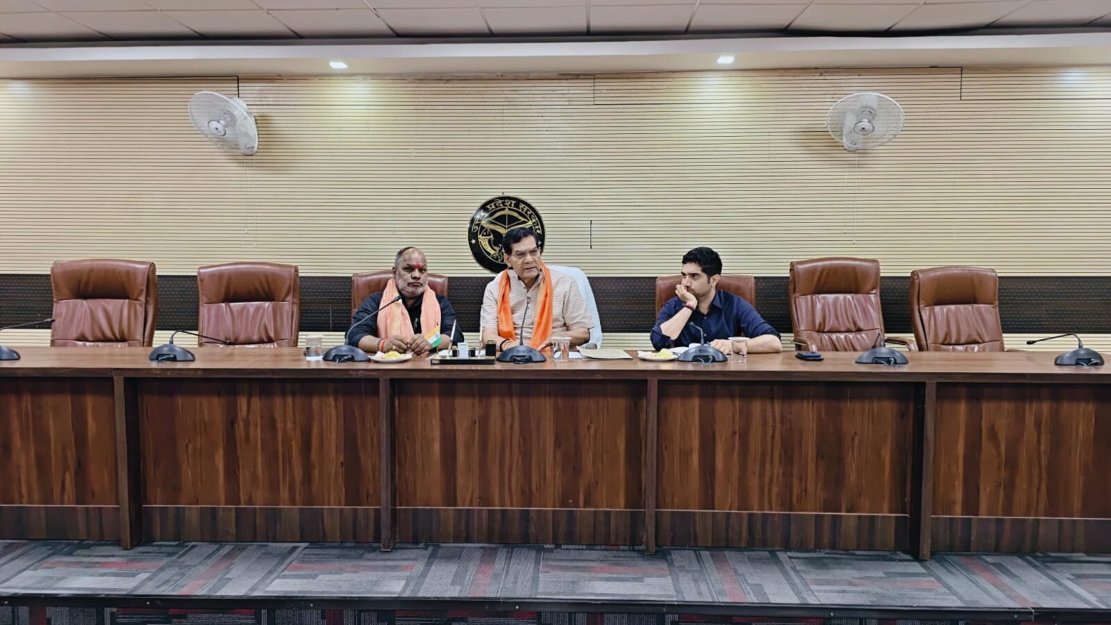 वाराणसी में आगामी मानसून को देखते हुए नगर विकास मंत्री ए.के. शर्मा ने सर्किट हाउस में समीक्षा बैठक कर नाला सफाई, सिल्ट उठान और जलनिकासी व्यवस्था को युद्धस्तर पर पूरा करने के निर्देश दिए। मंत्री ने अधिकारियों को फील्ड निरीक्षण बढ़ाने, सड़कों को गड्ढामुक्त करने और निर्माण मलबा हटाने का आदेश दिया। नगर आयुक्त हिमांशु नागपाल ने बताया कि 18 वार्डों में सीवर नेटवर्क और पेयजल सुधार कार्य जल्द शुरू होकर दिसंबर तक पूरे किए जाएंगे।