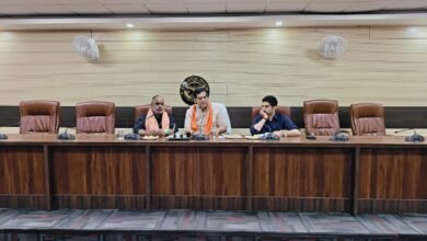 वाराणसी में आगामी मानसून को देखते हुए नगर विकास मंत्री ए.के. शर्मा ने सर्किट हाउस में समीक्षा बैठक कर नाला सफाई, सिल्ट उठान और जलनिकासी व्यवस्था को युद्धस्तर पर पूरा करने के निर्देश दिए। मंत्री ने अधिकारियों को फील्ड निरीक्षण बढ़ाने, सड़कों को गड्ढामुक्त करने और निर्माण मलबा हटाने का आदेश दिया। नगर आयुक्त हिमांशु नागपाल ने बताया कि 18 वार्डों में सीवर नेटवर्क और पेयजल सुधार कार्य जल्द शुरू होकर दिसंबर तक पूरे किए जाएंगे।