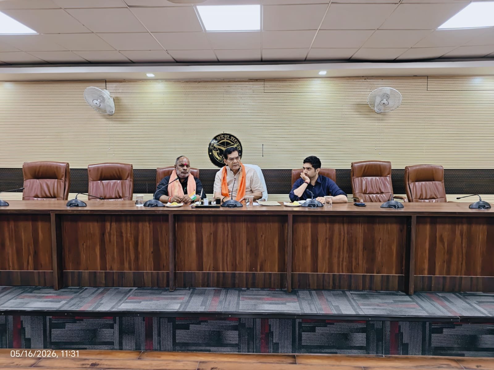 वाराणसी में आगामी मानसून को देखते हुए नगर विकास मंत्री ए.के. शर्मा ने सर्किट हाउस में समीक्षा बैठक कर नाला सफाई, सिल्ट उठान और जलनिकासी व्यवस्था को युद्धस्तर पर पूरा करने के निर्देश दिए। मंत्री ने अधिकारियों को फील्ड निरीक्षण बढ़ाने, सड़कों को गड्ढामुक्त करने और निर्माण मलबा हटाने का आदेश दिया। नगर आयुक्त हिमांशु नागपाल ने बताया कि 18 वार्डों में सीवर नेटवर्क और पेयजल सुधार कार्य जल्द शुरू होकर दिसंबर तक पूरे किए जाएंगे।
